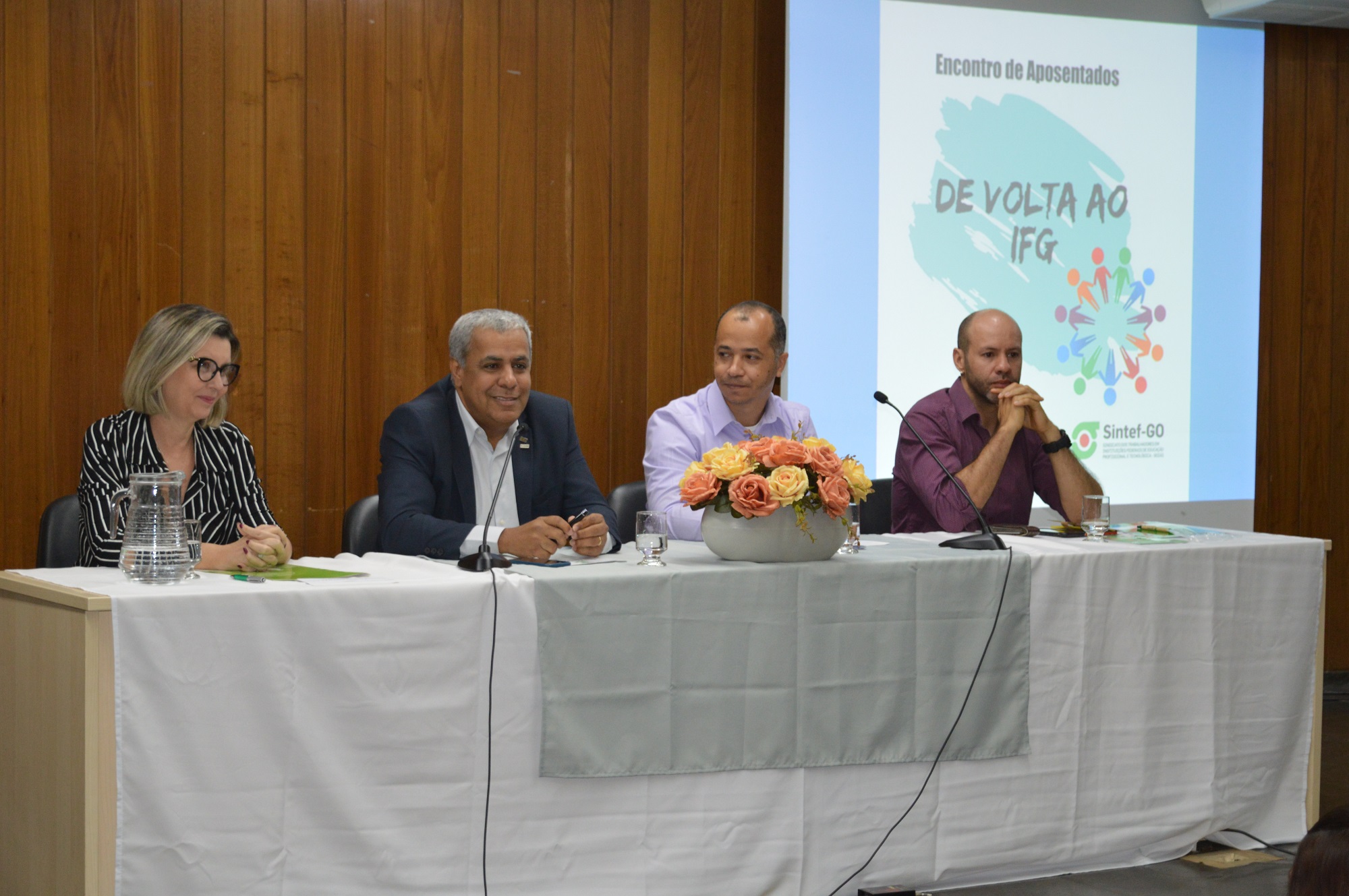 Mesa de abertura de lançamento do programa 